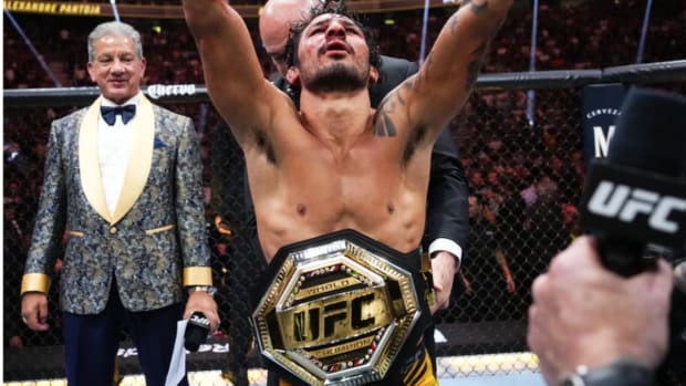 Alexandre Pantoja at UFC 290.